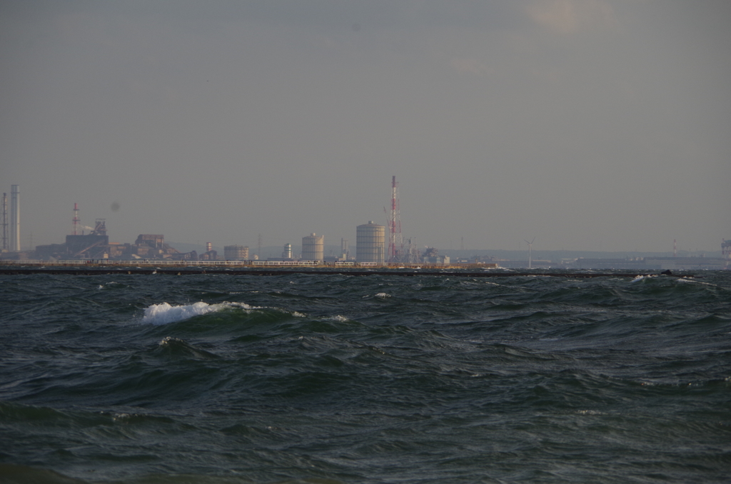 海の向こうの赤白煙突
