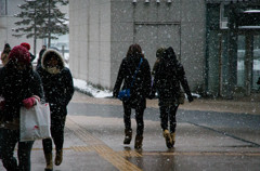 雪の中を歩く女性たち