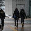 雪の中を歩く女性たち