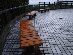 雨の日のベンチ