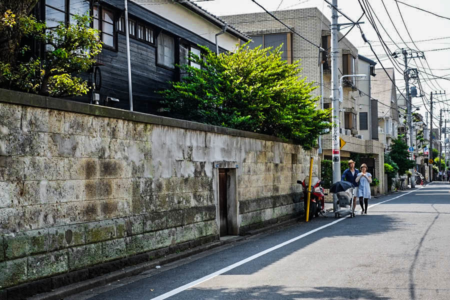 邸宅の傍らで