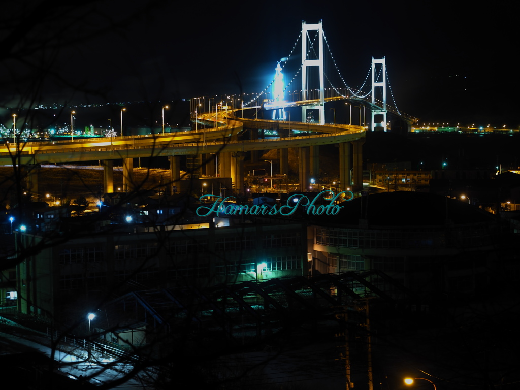 円形校舎と白鳥大橋