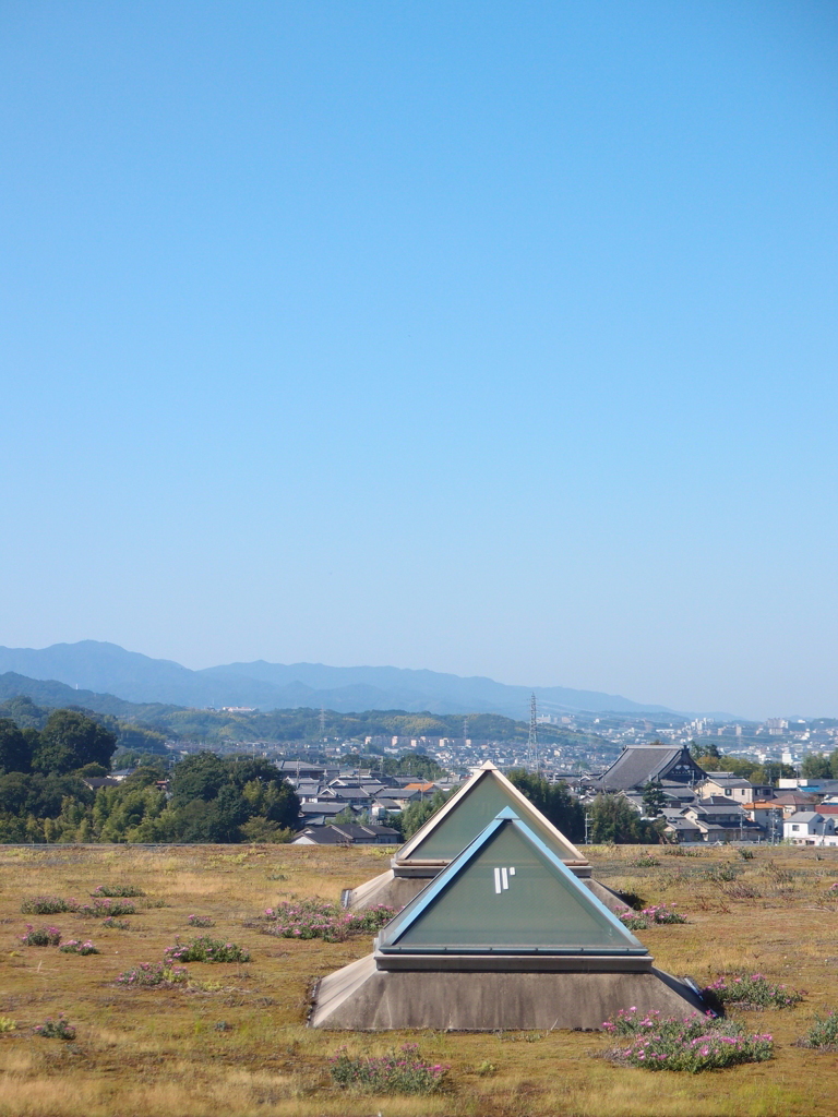 青い空とピラミッド