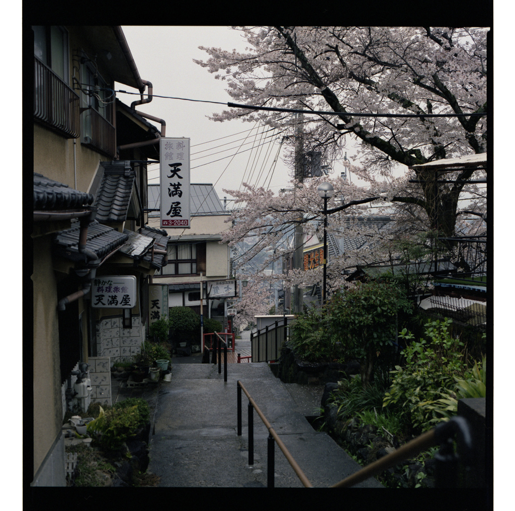 雨の旅館街カラー版