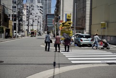 3人の老人、若夫婦