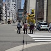 3人の老人、若夫婦