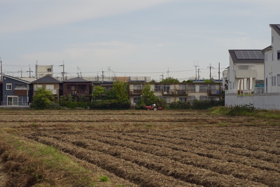 住宅地、畑、トラクター