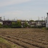 住宅地、畑、トラクター