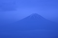 姿現る。。