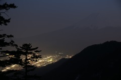 ネオンに浮かび上がる富士山。。
