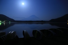 月夜に浮かぶ子抱き富士。。