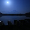 月夜に浮かぶ子抱き富士。。
