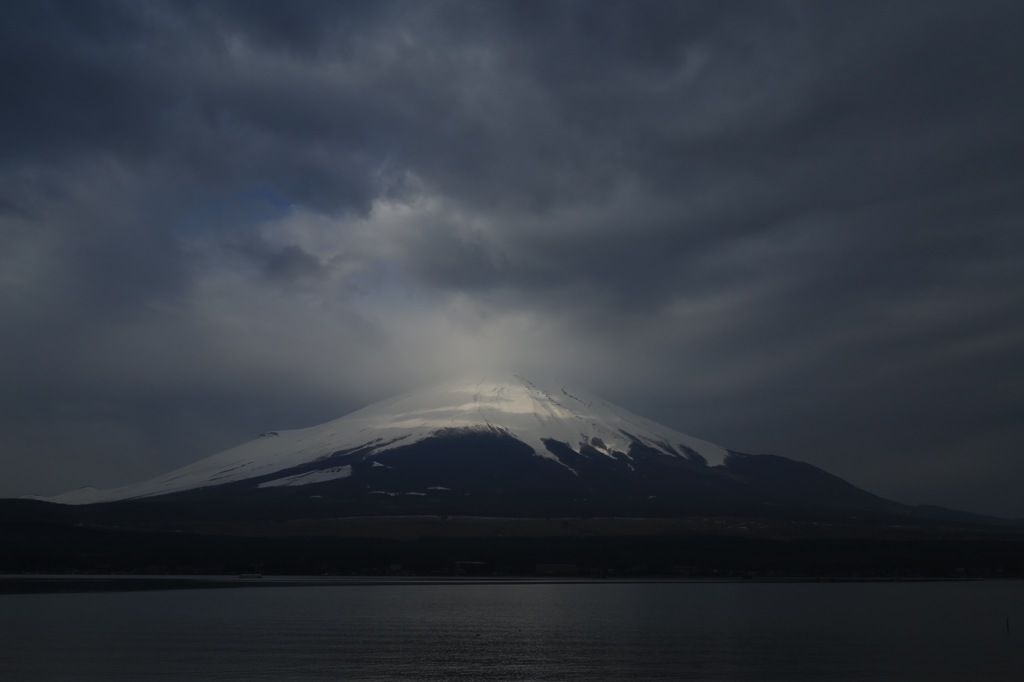 光りの登山道。。