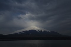 光りの登山道。。