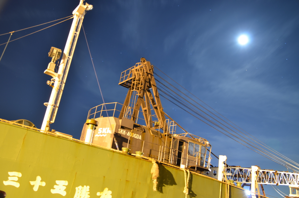 夜の働く船