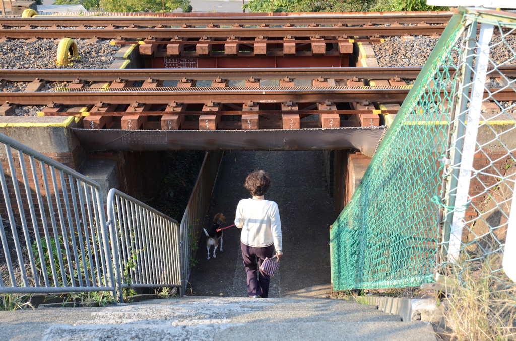 線路の下