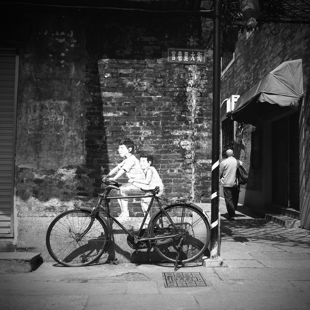 壁画の自転車乗り