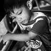 線路脇に住む少年