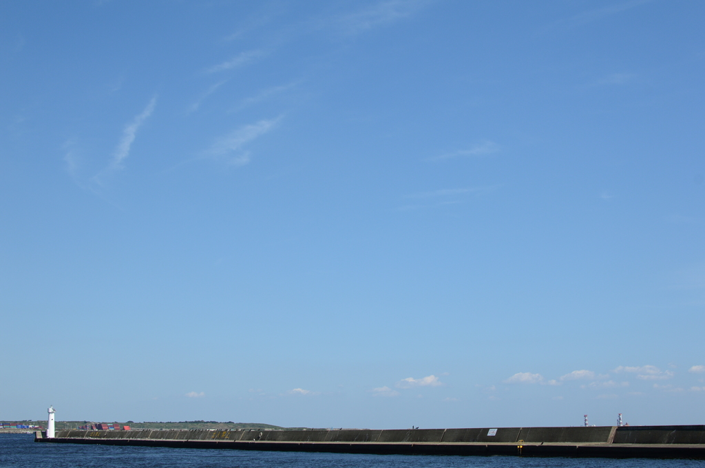 堤防・灯台・空