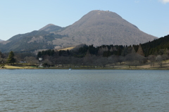 志高湖と鶴見岳