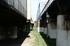 鉄橋の狭間