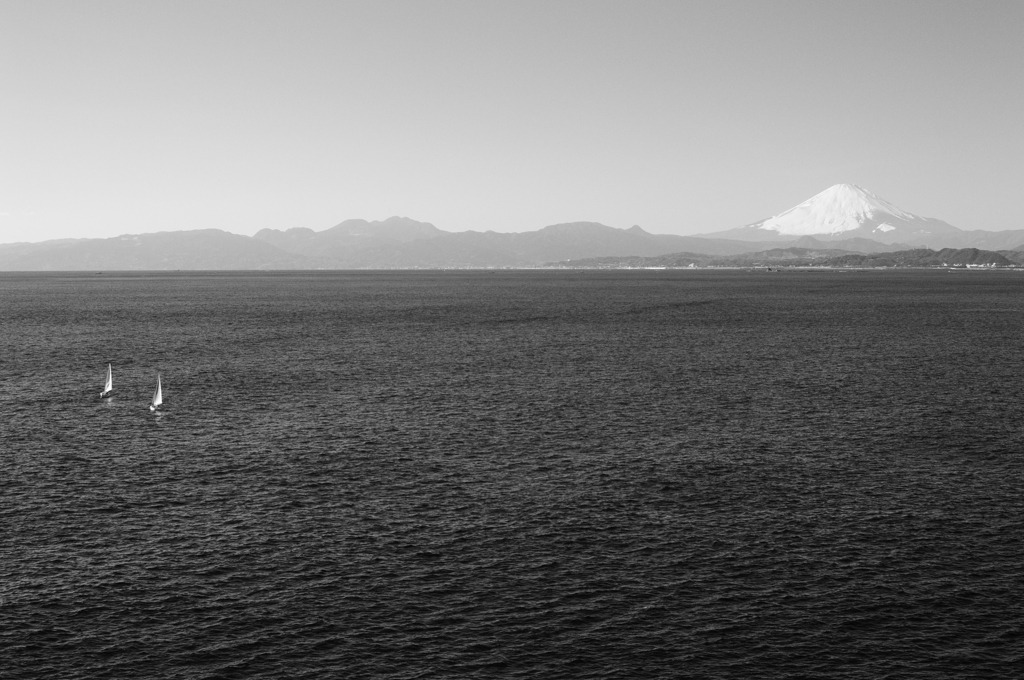 富士の高嶺と帆掛け船