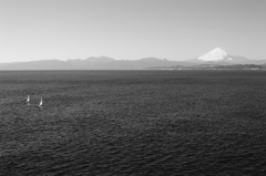 富士の高嶺と帆掛け船