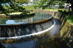 滔々と水流る