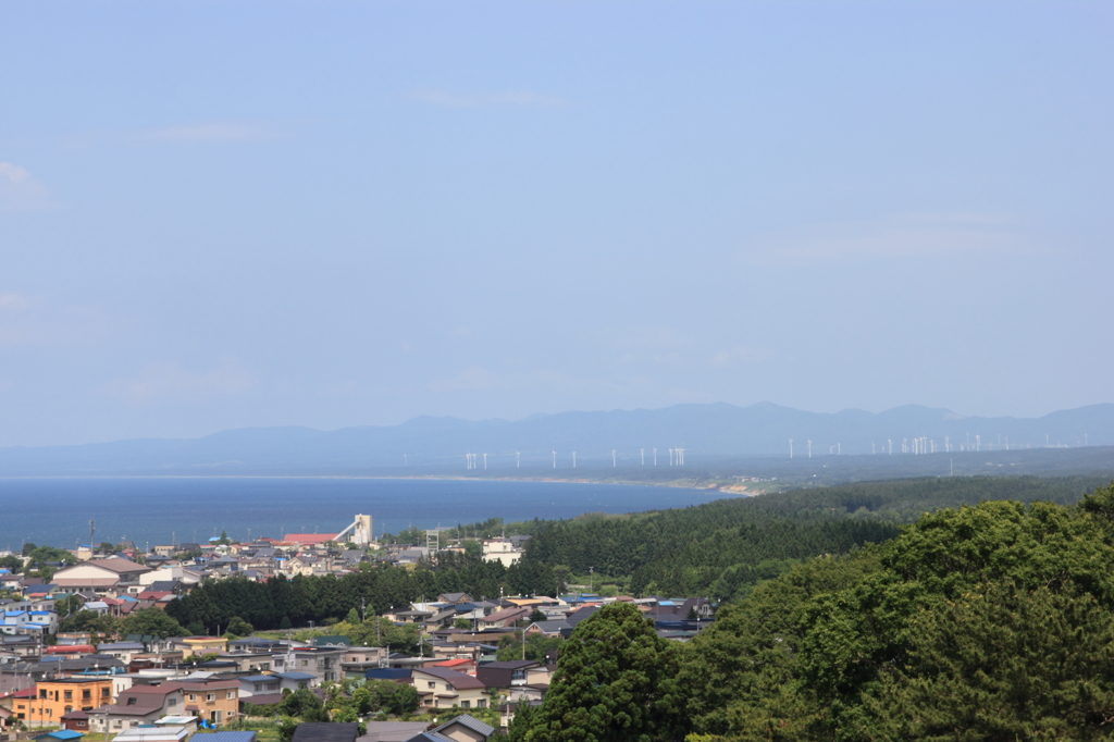 遥かかなたに、風力発電機が、、