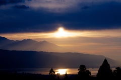 八ヶ岳と諏訪湖と陽