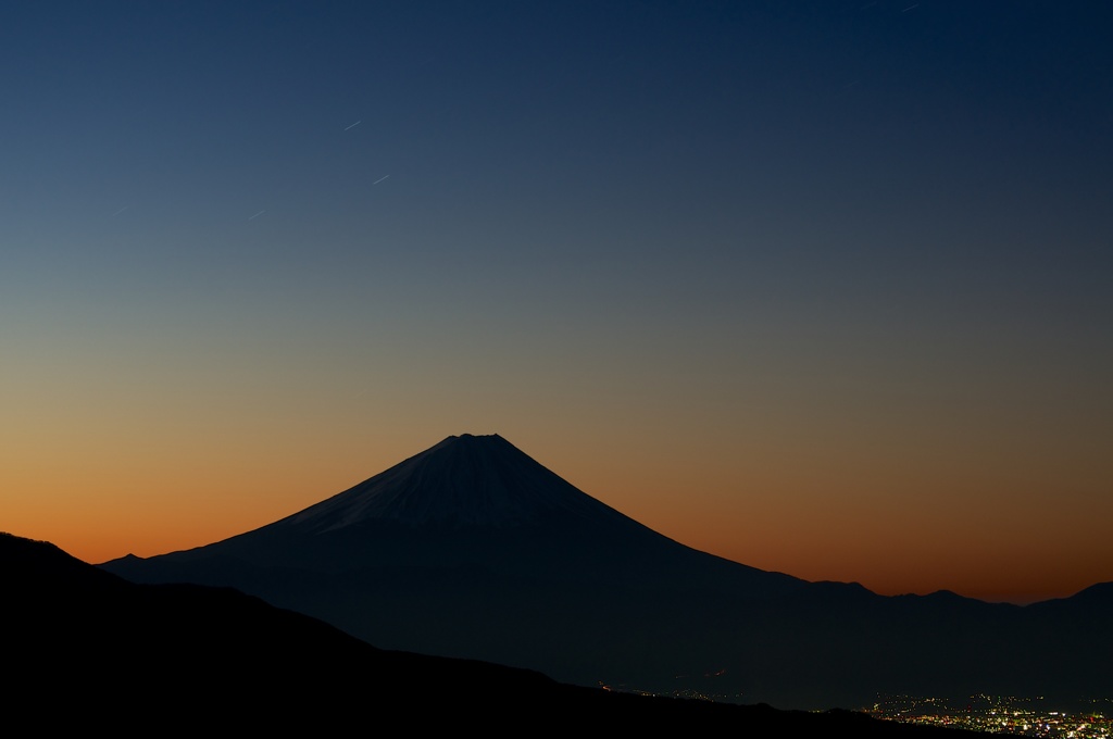 早朝の富士と星と町