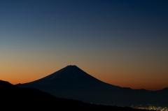 早朝の富士と星と町