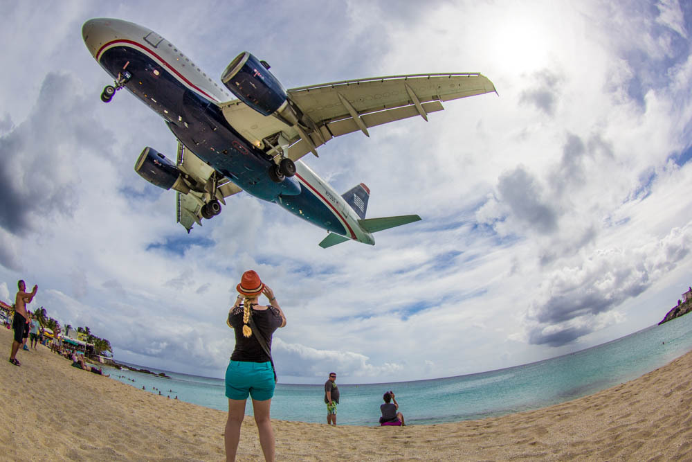 世界一近くで飛行機を見られるビーチ