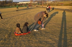 遊び足らずに帰り道までソリ滑りを楽しむ子供達