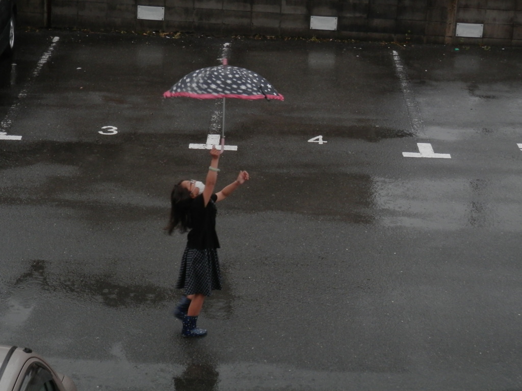 雨と遊ぶ