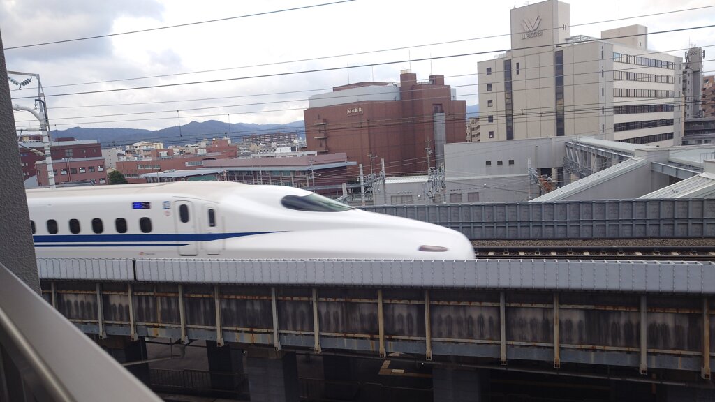 東へ