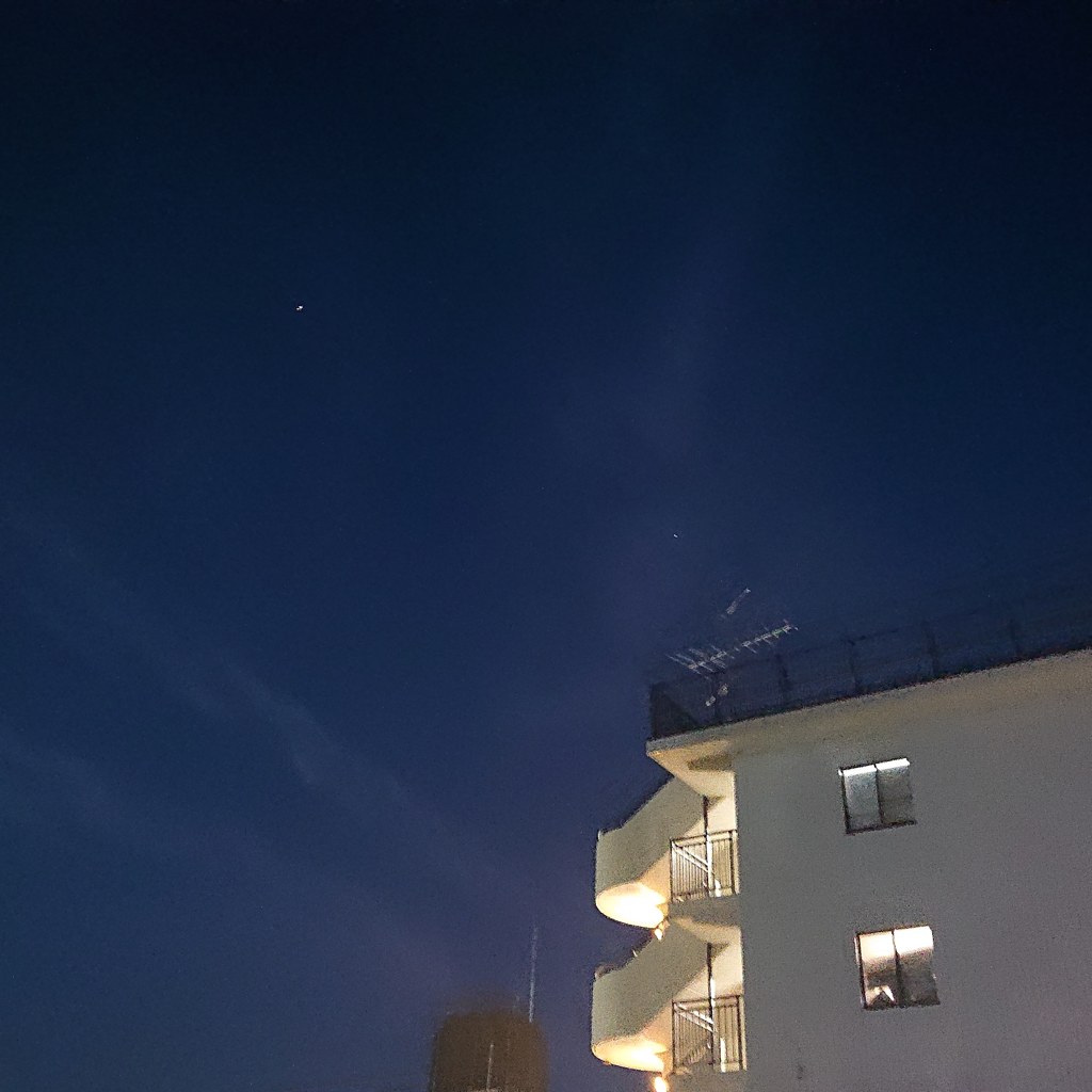 夜空に星と雲