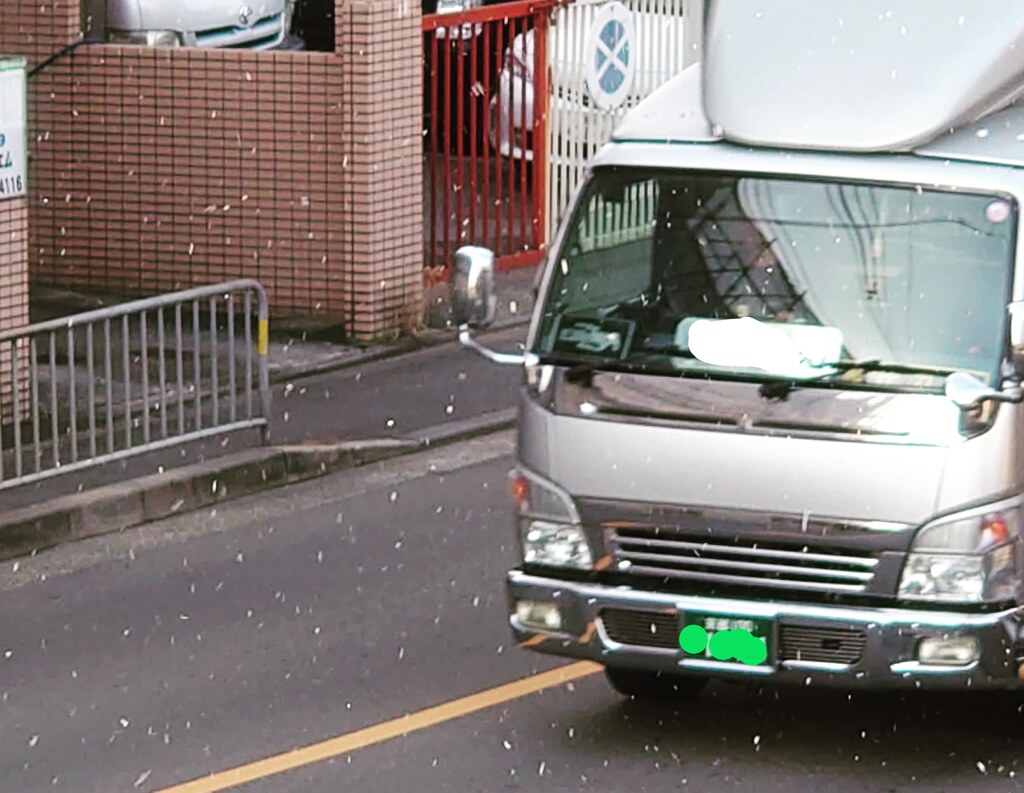 雪とトラック。