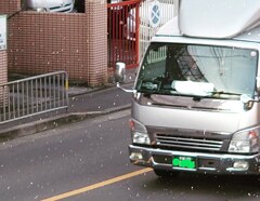 雪とトラック。