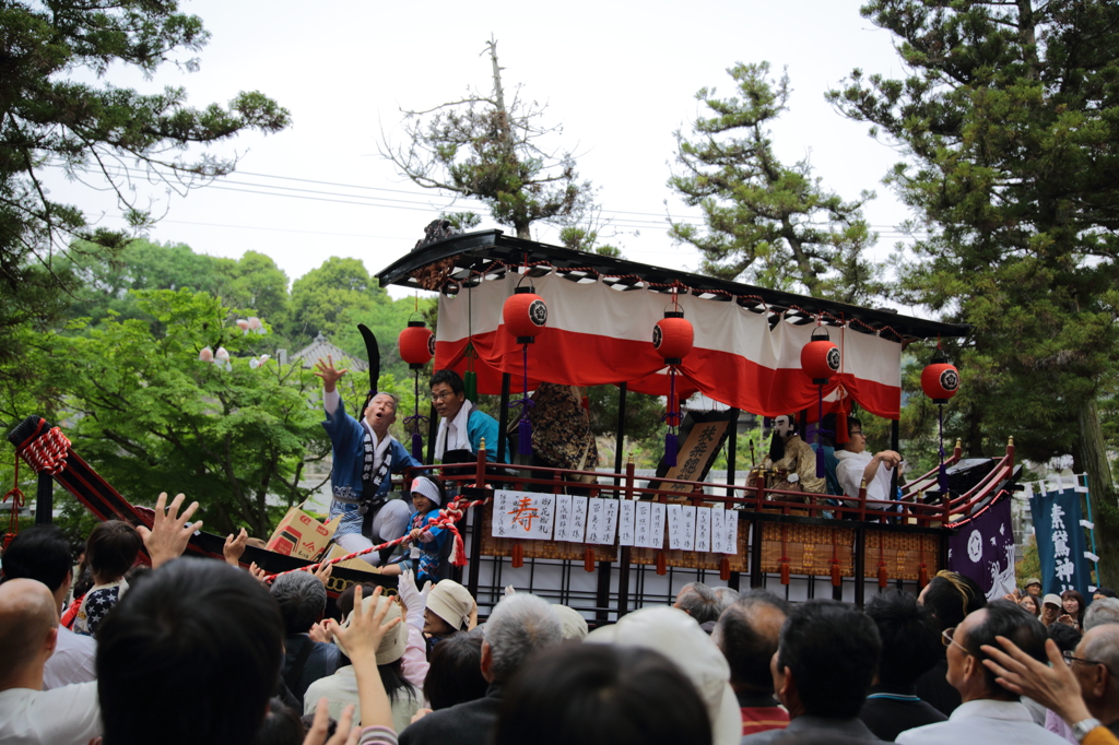 船神輿　餅まき