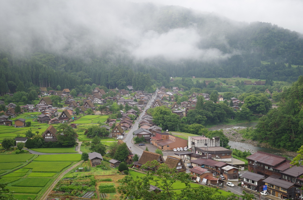 雨上がりの白川郷