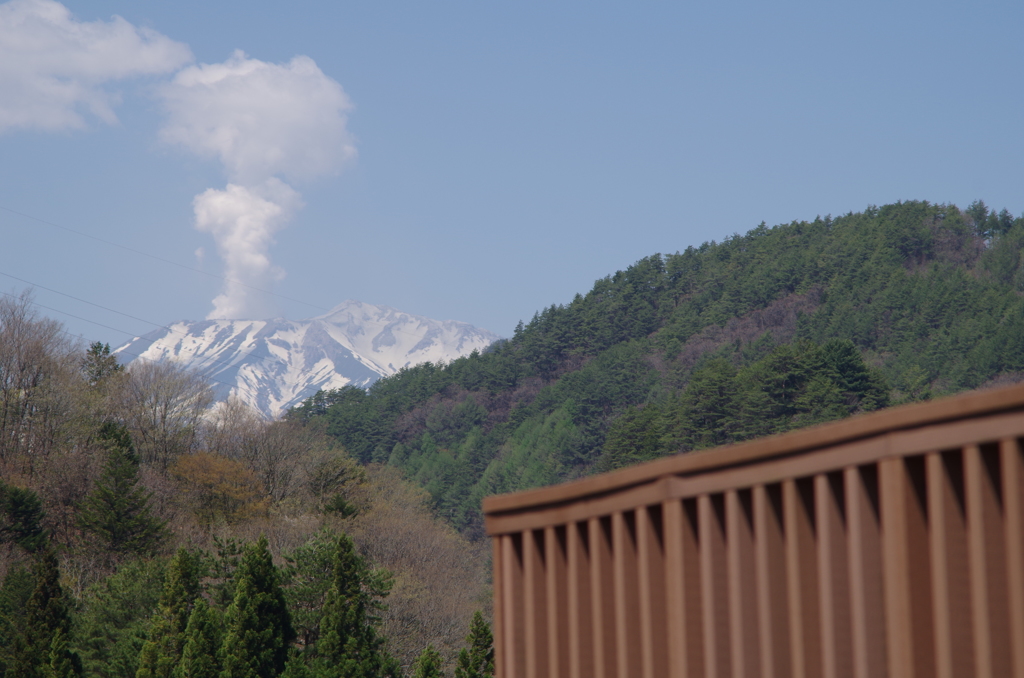 御岳山を望むデッキ