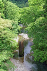 壊れた昔の橋