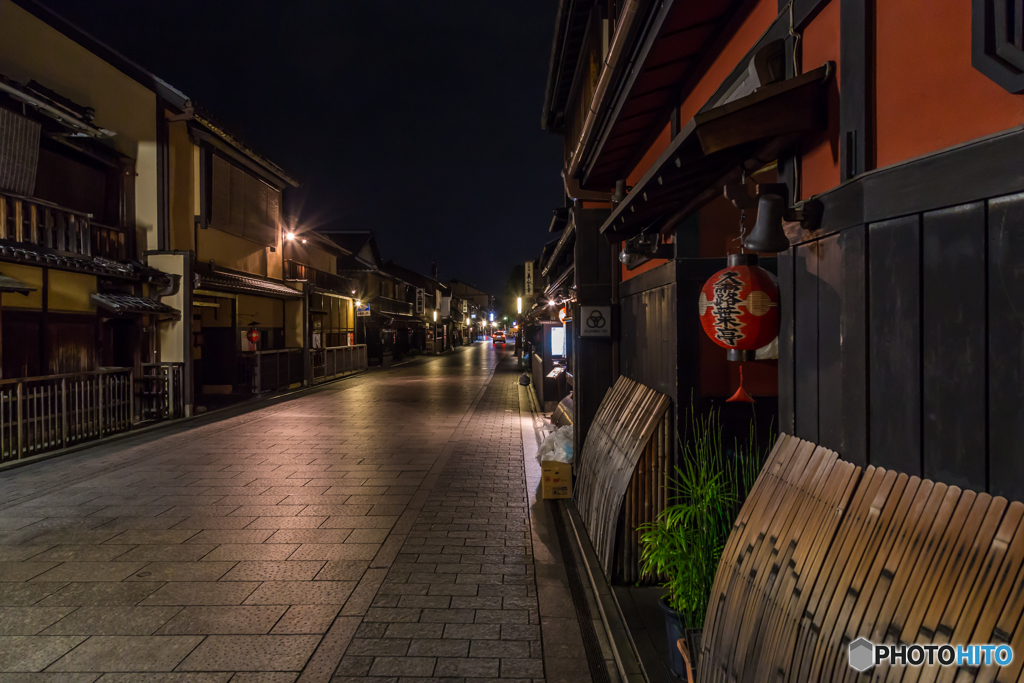 静けさで来る秋を待つ花見る小路