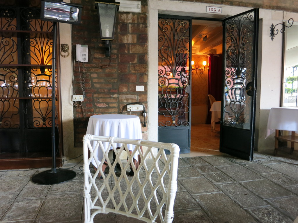 運河沿いの静かなお店