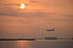 夕日と飛行機と船