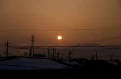 実は、夕陽はﾋﾟｱﾉ線で吊られていたんです( ´艸｀)