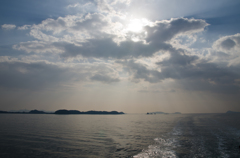白い陽と雲と航跡と・・・