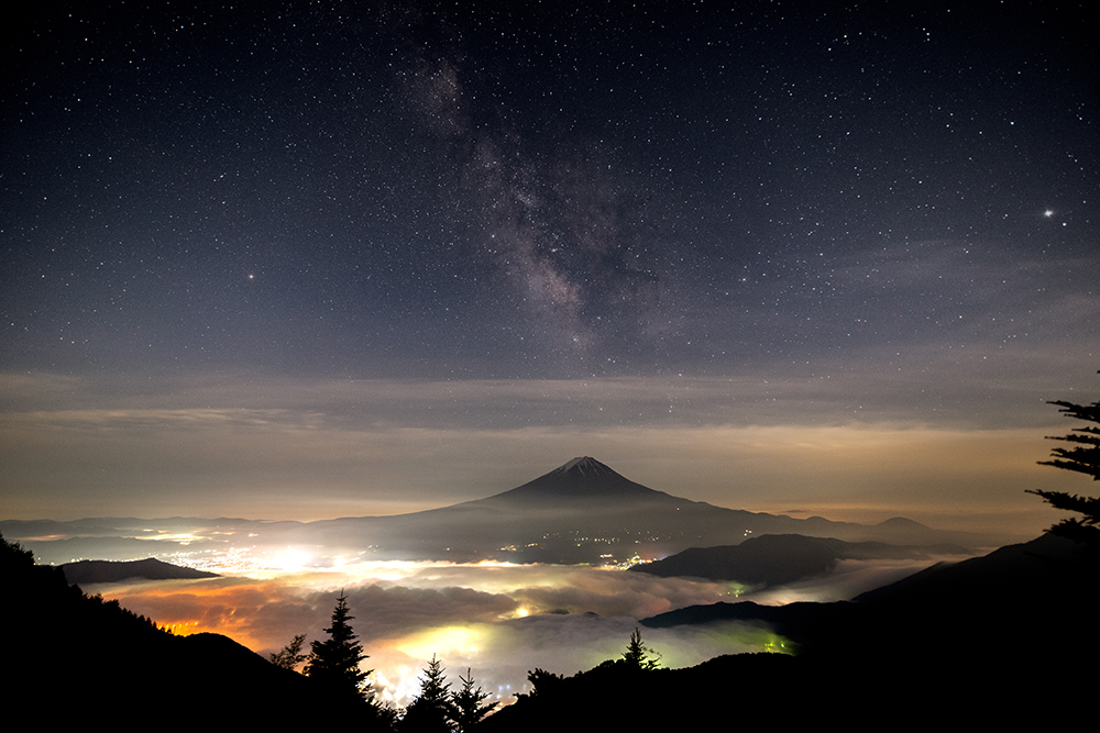 Milky way in the sea of ​​clouds