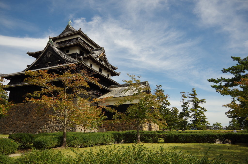 秋色に染まる松江の城